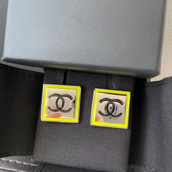 2021B CHANEL YELLOW RUNWAY SQUARE EARRINGS! - Picture 4 of 13